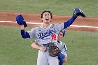 　米大リーグ、ブルージェイズとのワールドシリーズ第７戦を制して２連覇を達成し、捕手スミスと喜ぶドジャースの山本由伸＝２日、トロント（カナダ通信・ＡＰ＝共同）