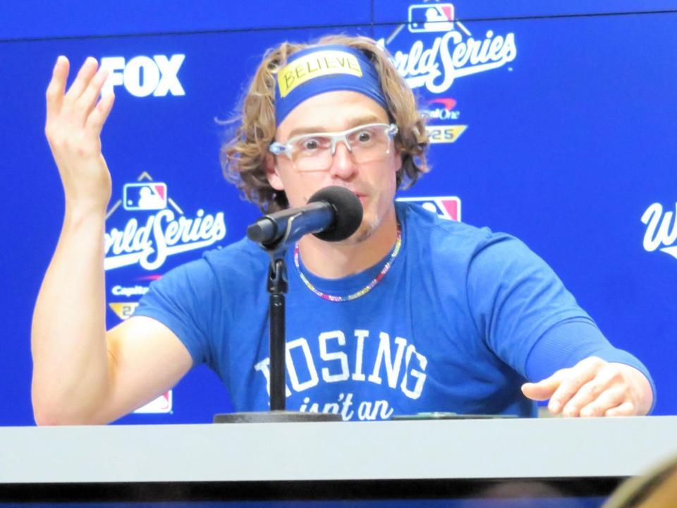 　試合前の会見に臨んだキケ・ヘルナンデス（撮影・小林信行）