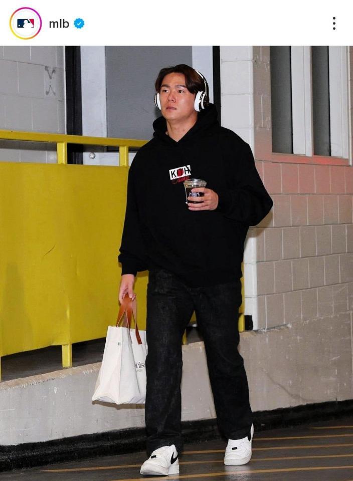 　球場入りする山本。ＭＬＢ公式インスタグラム（ｍｌｂ）より