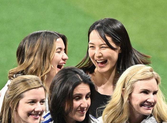 　ドジャース・大谷翔平の妻・真美子さん（後列右）