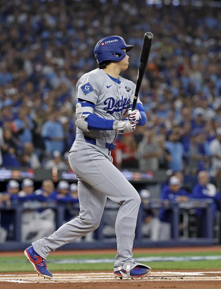 　１回、中前打を放つドジャースの大谷翔平（共同）