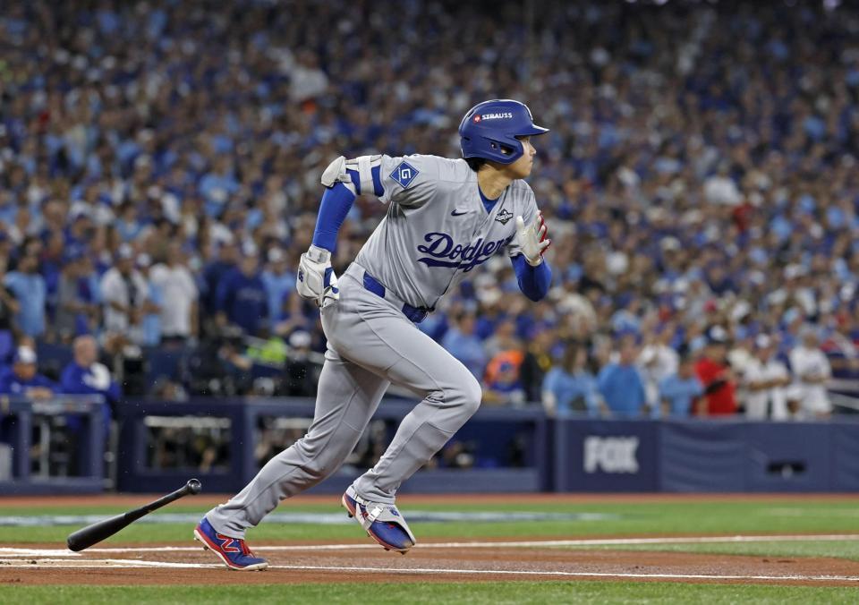 　１回、中前打を放つドジャースの大谷翔平（共同）