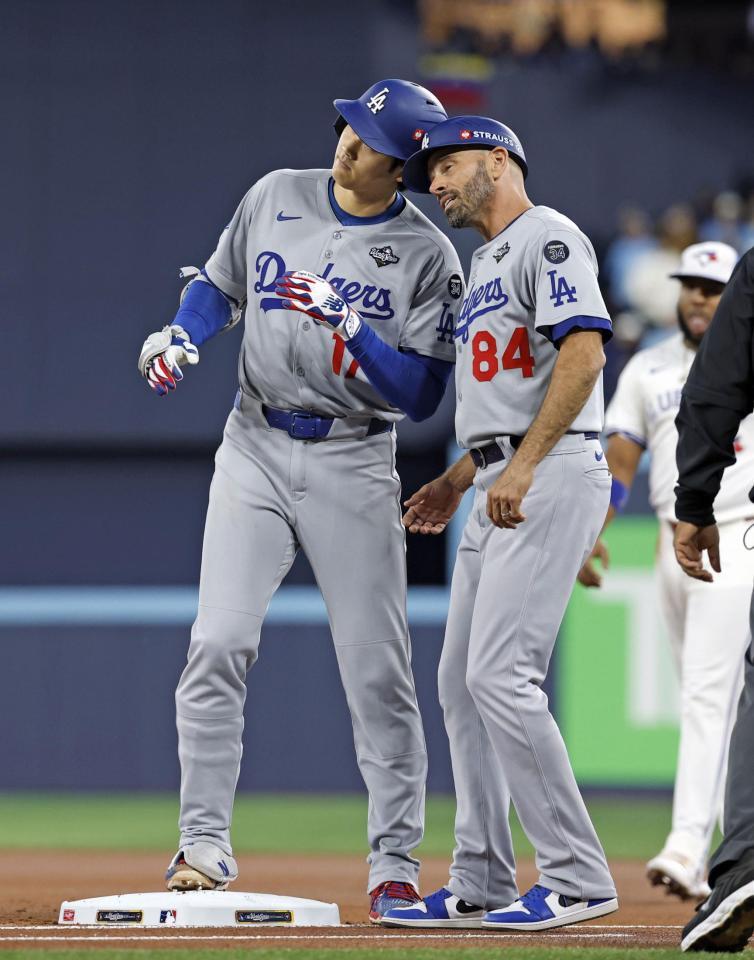 　１回、中前打で出塁した大谷（左）＝共同