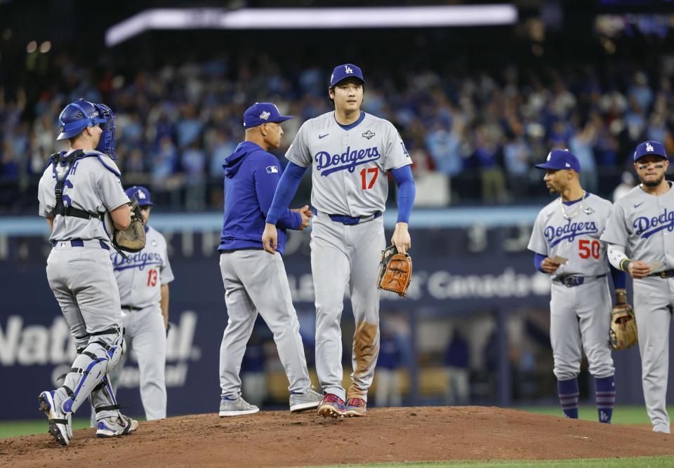 　３回途中、ロバーツ監督（中央左）に降板を告げられた大谷（１７）（共同）