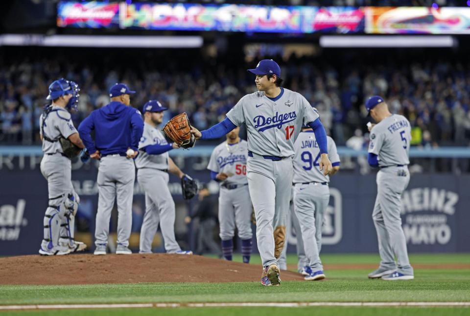 　３回に先制３ランを浴び、降板となった大谷（手前）＝共同