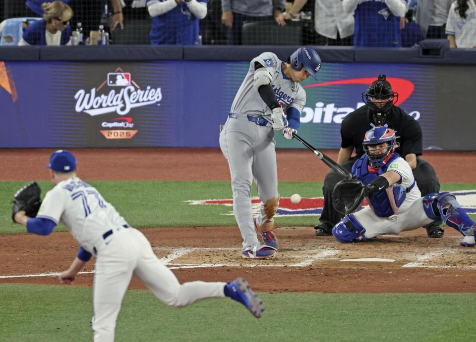 　５回、右前打を放つ大谷。投手バーランド（共同）