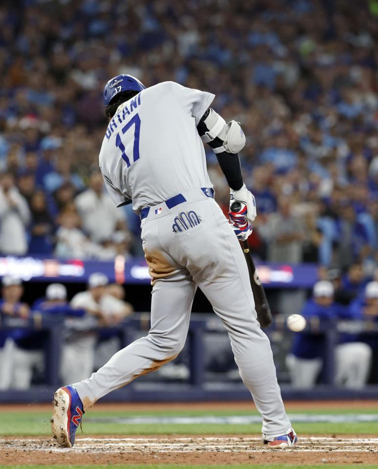 　５回、右前打を放つ大谷（共同）