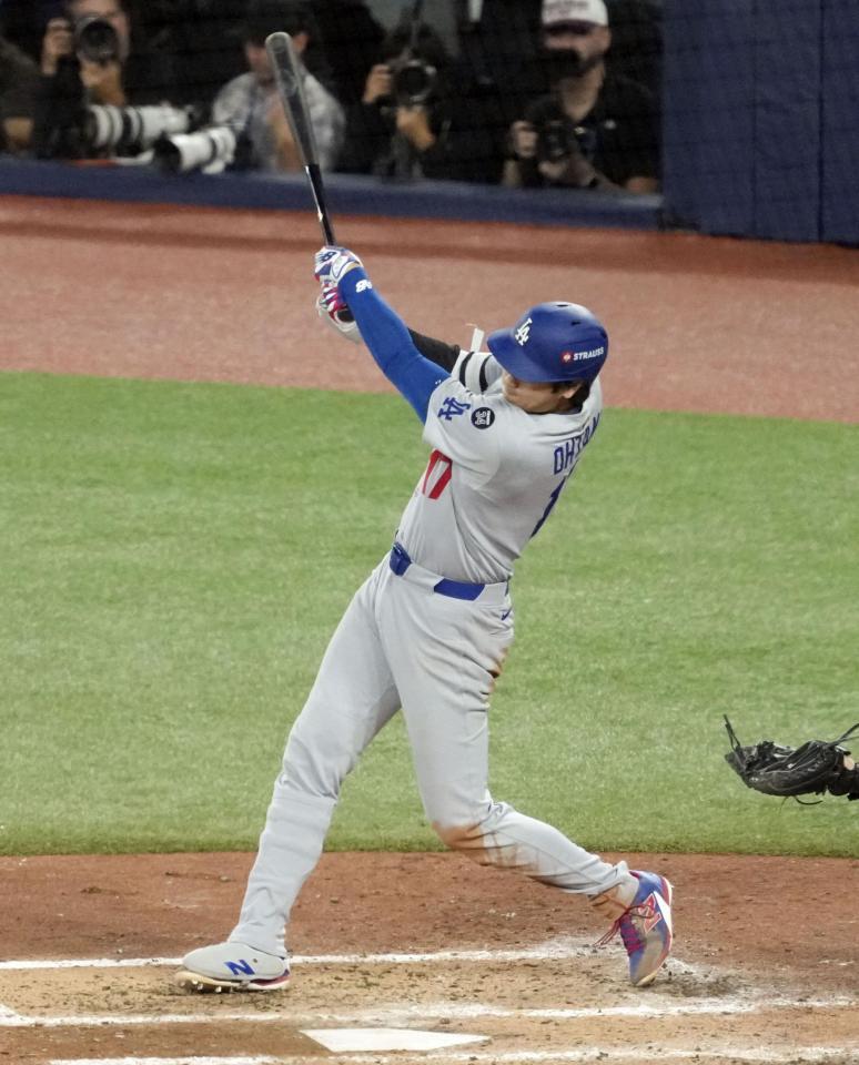 　５回、右前打を放つ大谷（共同）