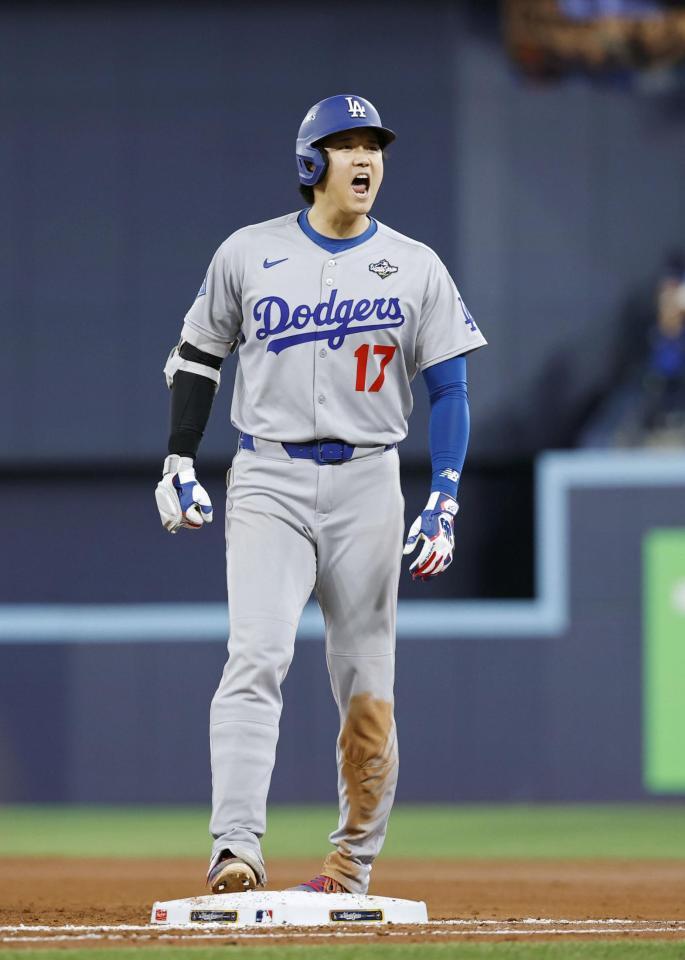 　５回、右前打を放ち一塁でほえる大谷（共同）