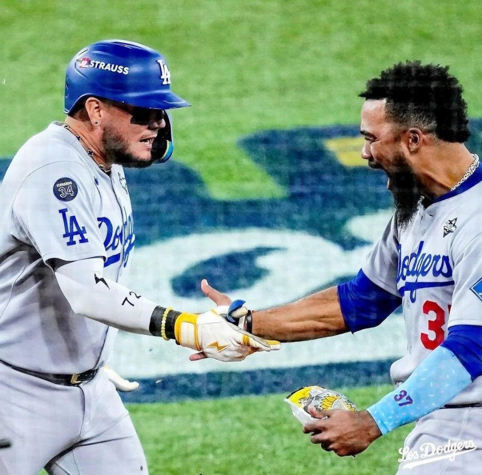 　九回、同点ソロを放ちテオスカー・ヘルナンデスとタッチをかわすロハス（ロサンゼルス・ドジャース提供）
