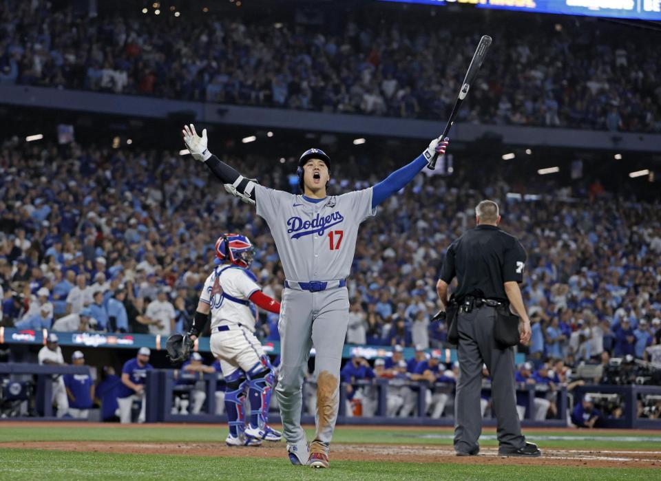 　９回、ロハスの同点ソロを喜ぶ大谷（共同）