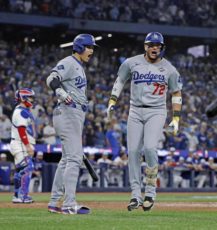 　９回、同点ソロを放ったロハス（右）を迎える大谷（共同）