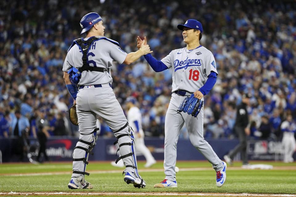 　ピンチをしのぎ捕手のスミス（左）とタッチを交わす山本（写真・ＡＰ／アフロ）