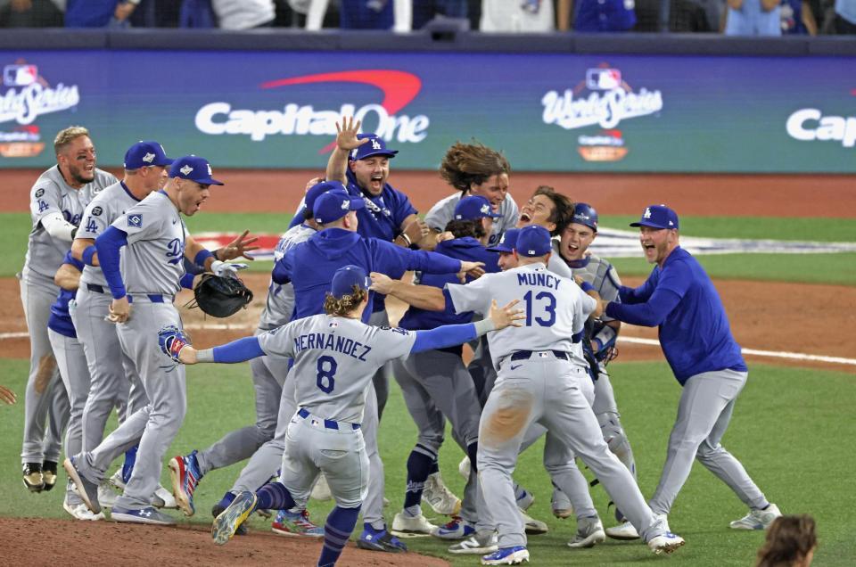 　ブルージェイズとのワールドシリーズ第７戦を制して２連覇を達成し、喜ぶ山本由伸（右から３人目奥）ら＝（共同）