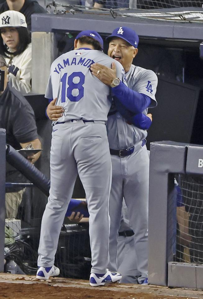 　ドジャース・山本由伸（１８）とデーブ・ロバーツ監督（提供・共同通信社）