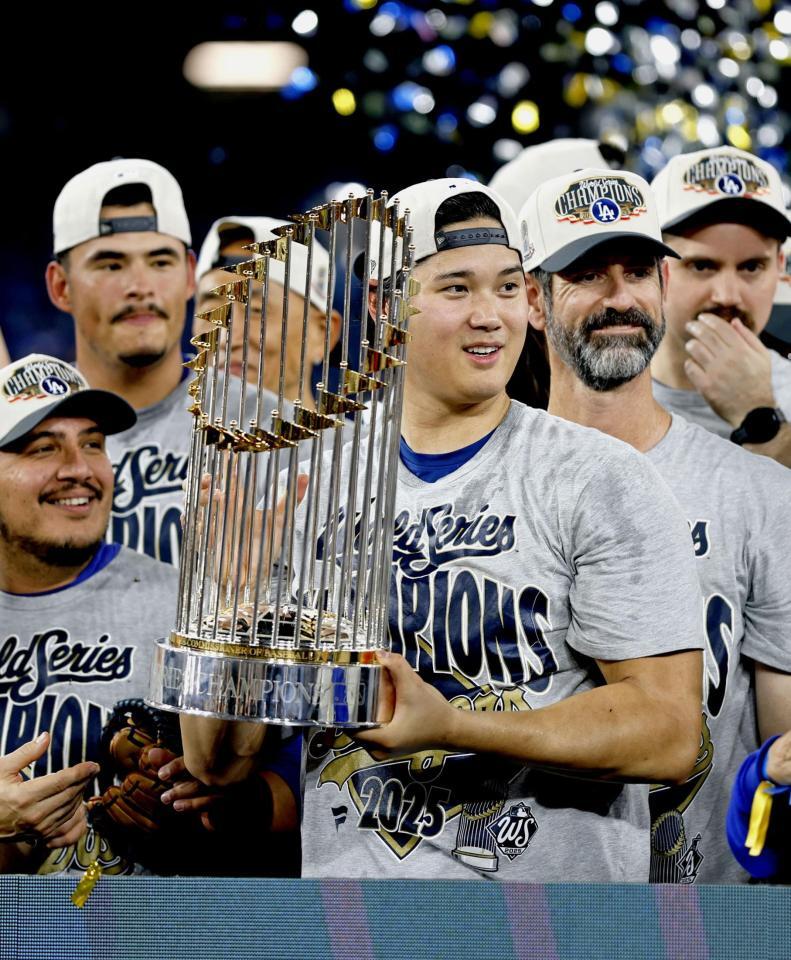 　ワールドシリーズ２連覇を達成し、トロフィーを手にする大谷（共同）