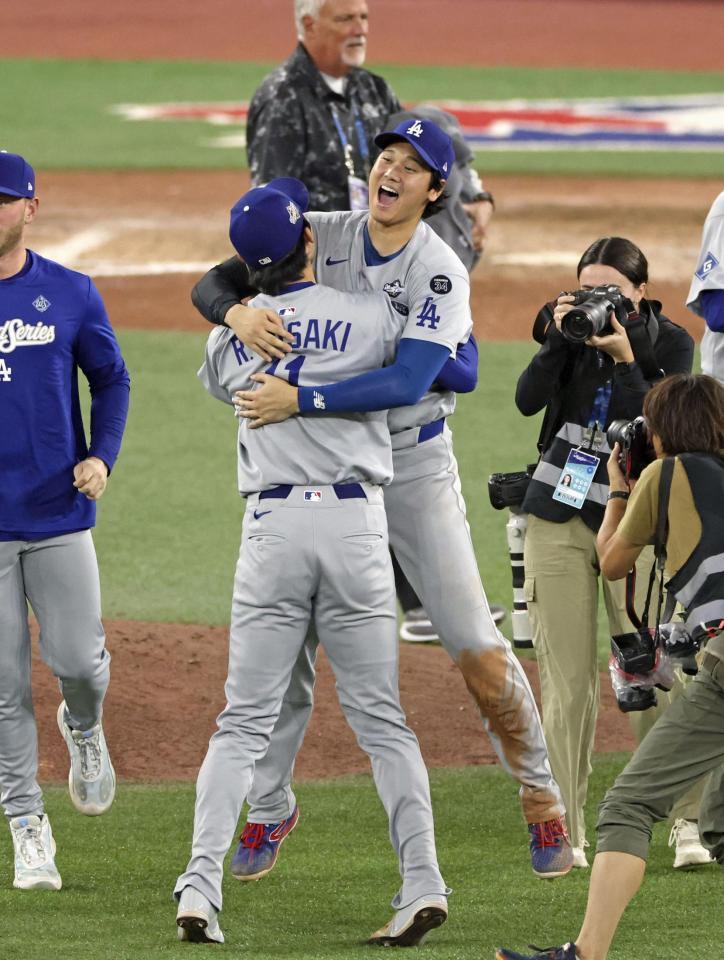 　ブルージェイズとのワールドシリーズ第７戦を制して２連覇を達成し、抱き合って喜ぶ大谷（奥）と佐々木（共同）