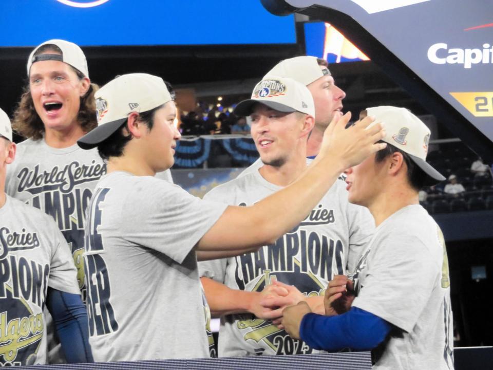 　ＭＶＰ授賞式を前に山本由伸（右）の帽子の位置を直す大谷（撮影・小林信行）