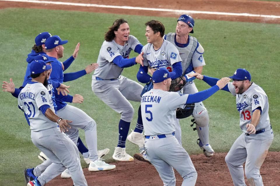 　ブルージェイズとのワールドシリーズ第７戦を制して２連覇を達成し、喜ぶ山本（中央）ら（カナダ通信・ＡＰ＝共同）