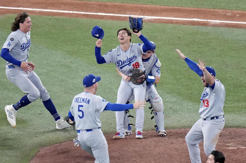 　ブルージェイズとのワールドシリーズ第７戦を制して２連覇を達成し、喜ぶ山本（中央）ら（カナダ通信・ＡＰ＝共同）