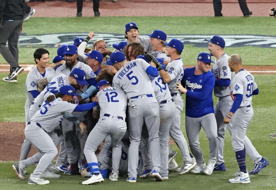 　ブルージェイズとのワールドシリーズ第７戦を制して２連覇を達成し、喜ぶドジャースの大谷翔平（中央奥）ら（共同）