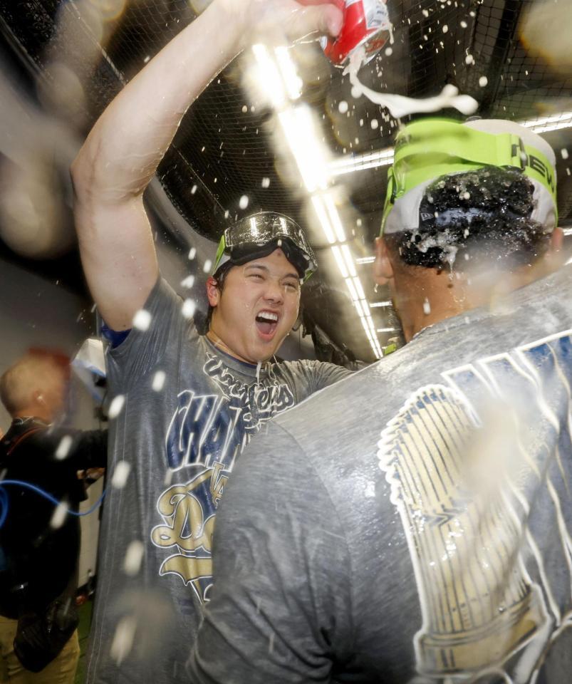 　ワールドシリーズ２連覇を達成し、シャンパンファイトで盛り上がる大谷（共同）