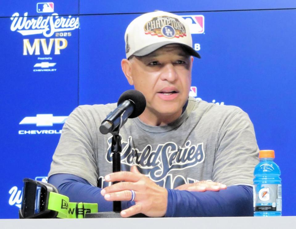 　ＷＳ連覇後の会見で試合を振り返るロバーツ監督（撮影・小林信行）