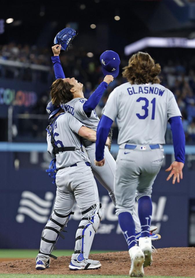 　米大リーグ、ブルージェイズとのワールドシリーズ第７戦を制して２連覇を達成し、捕手スミスに抱きかかえられて喜ぶドジャースの山本由伸＝２日、トロント（共同）
