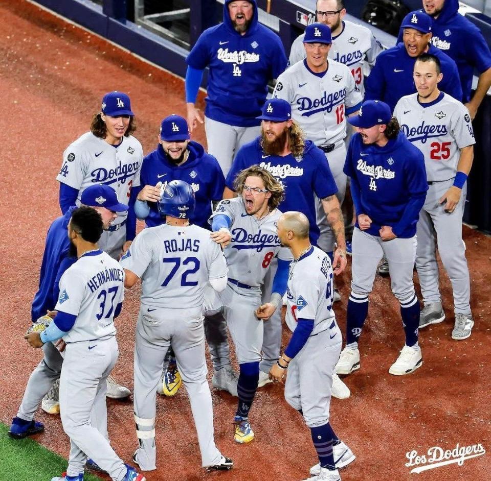 　九回、同点ソロを放ってナインに迎えられるロハス（ロサンゼルス・ドジャース提供）