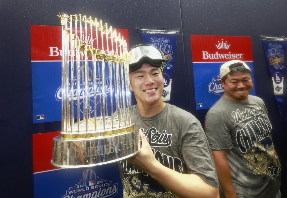 　ワールドシリーズ２連覇を果たし、シャンパンファイトでトロフィーを手に記念撮影するドジャース・山本＝トロント（代表撮影・共同）