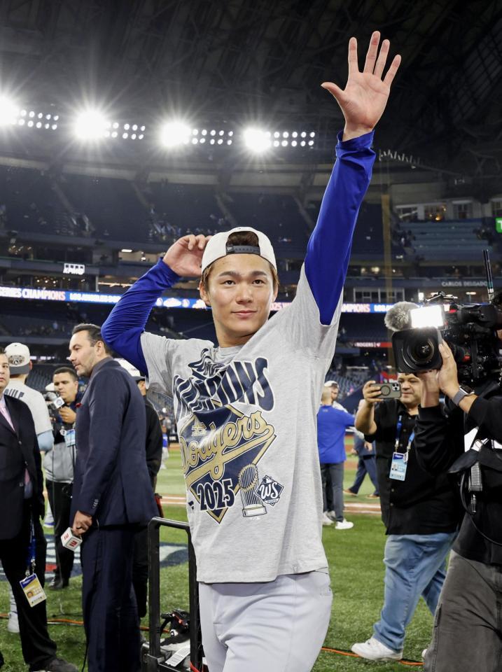 　ワールドシリーズ２連覇を達成し、声援に応えるドジャース・山本＝トロント（共同）