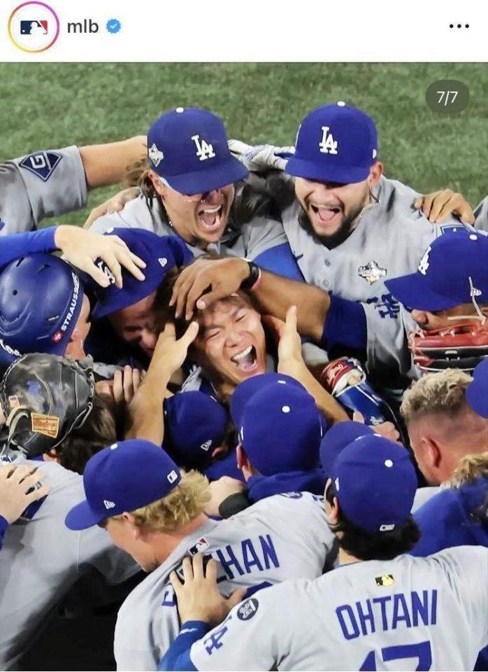 　祝福される山本由伸。キケはこの写真に「愛してます」と書き添えインスタグラムに投稿（ＭＬＢのインスタグラム＠ｍｌｂより）