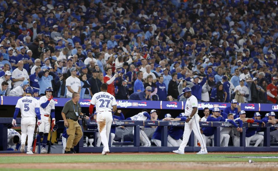 　ドジャースに敗れワールドシリーズ制覇を逃し、引き揚げるブルージェイズのゲレロ（27）ら＝トロント（共同）