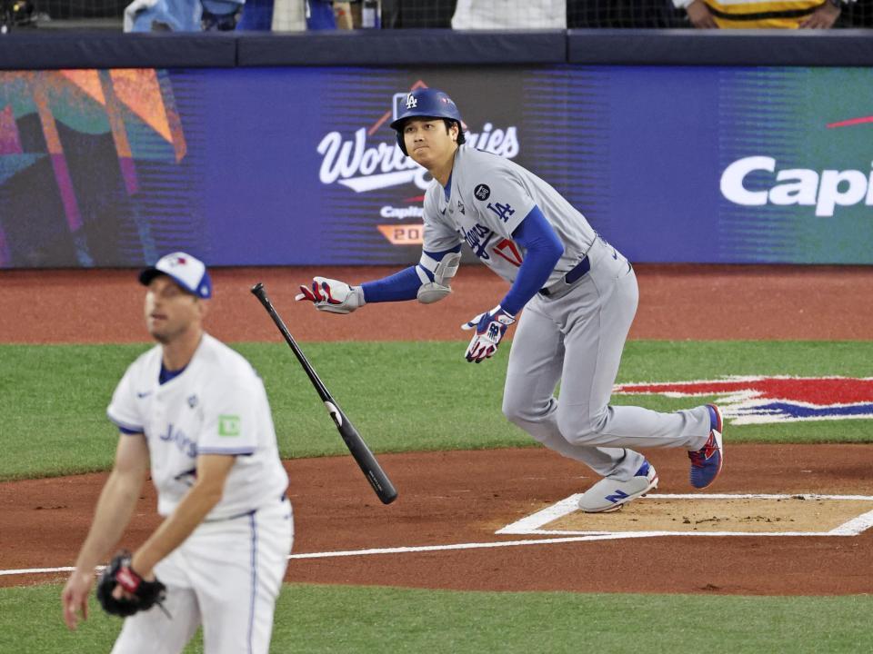 　１回、中前打を放つ大谷。投手シャーザー（共同）