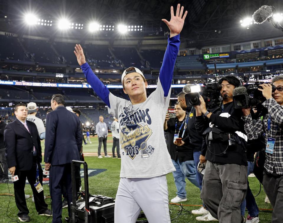 　ワールドシリーズ２連覇を達成し、声援に応えるドジャース・山本＝トロント（共同）