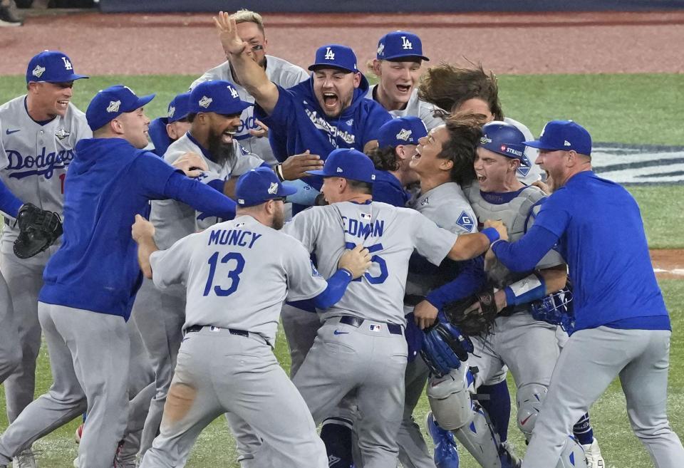 　ブルージェイズとのワールドシリーズ第７戦を制して２連覇を達成し、喜ぶ山本（右から３人目）らドジャースの選手たち（共同）