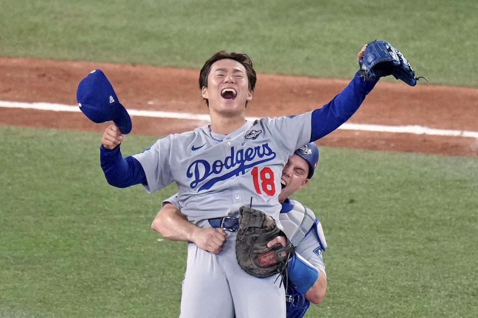 　米大リーグ、ブルージェイズとのワールドシリーズ第７戦を制して２連覇を達成し、捕手スミスと喜ぶドジャースの山本由伸＝２日、トロント（カナダ通信・ＡＰ＝共同）
