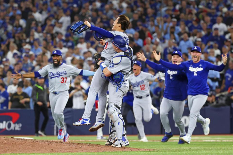 　ブルージェイズとのワールドシリーズ第７戦を制して２連覇を達成し、捕手スミスに抱きかかえられる山本（ゲッティ＝共同）