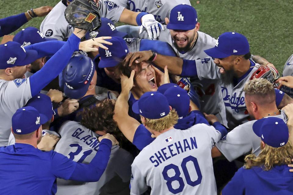 　ブルージェイズとのワールドシリーズ第７戦を制して２連覇を達成し、チームメートと喜ぶ山本（中央）＝ゲッティ＝共同