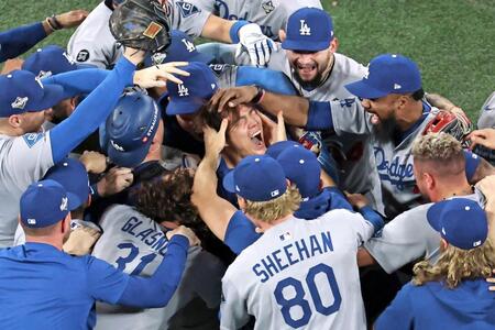 【写真】シャンパンファイトではっちゃけまくり！山本を抱え上げる大谷＆巨大トロフィーを抱える佐々木！歓喜の日本人トリオ