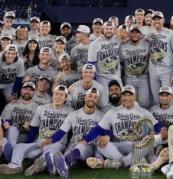 　集合撮影で前列に並んだ山本（左から２人目）＝写真・ＡＰ／アフロ