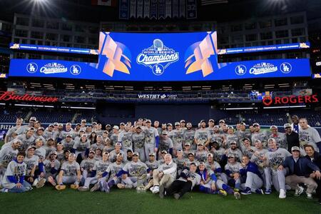 【写真】試合後のグラウンドにズラリ並んだド軍奥さま　身重のキケ妻が圧倒される美しさ！