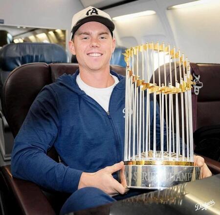 　優勝トロフィーを手に笑みを浮かべるスミス（ロサンゼルス・ドジャース提供）