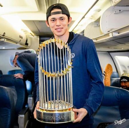 　優勝トロフィーを手に笑みを浮かべる大谷（ロサンゼルス・ドジャース提供）