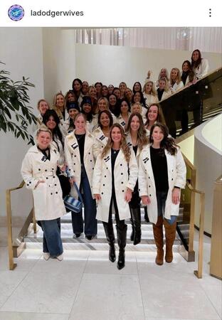 　ＷＳ第６戦に集結した奥様たち。ドジャーワイブスのインスタグラム（ｌａｄｏｄｇｅｒｗｉｖｅｓ）より