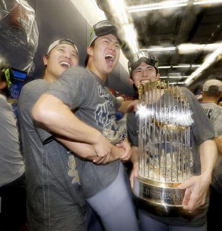 　米大リーグ、ワールドシリーズ２連覇を達成し、シャンパンファイトで盛り上がるドジャースの（左から）大谷翔平、山本由伸、トロフィーを持つ佐々木朗希＝２日、トロント（提供・共同通信社）