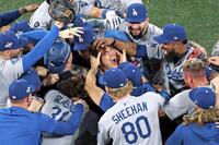 　２連覇を達成し、チームメートと喜ぶ山本（中央）（ゲッティ＝共同）