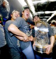 　ワールドシリーズ２連覇を達成し、シャンパンファイトで盛り上がるドジャースの（左から）大谷、山本、トロフィーを持つ佐々木（共同）