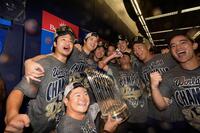 　シャンパンファイトで笑顔の大谷（後列２人目）ら。トロフィーを持つのが園田通訳（写真・ＡＰ／アフロ）