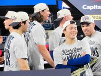 　ＭＶＰ授賞式を前に談笑する大谷（左）と山本（右）＝撮影・小林信行